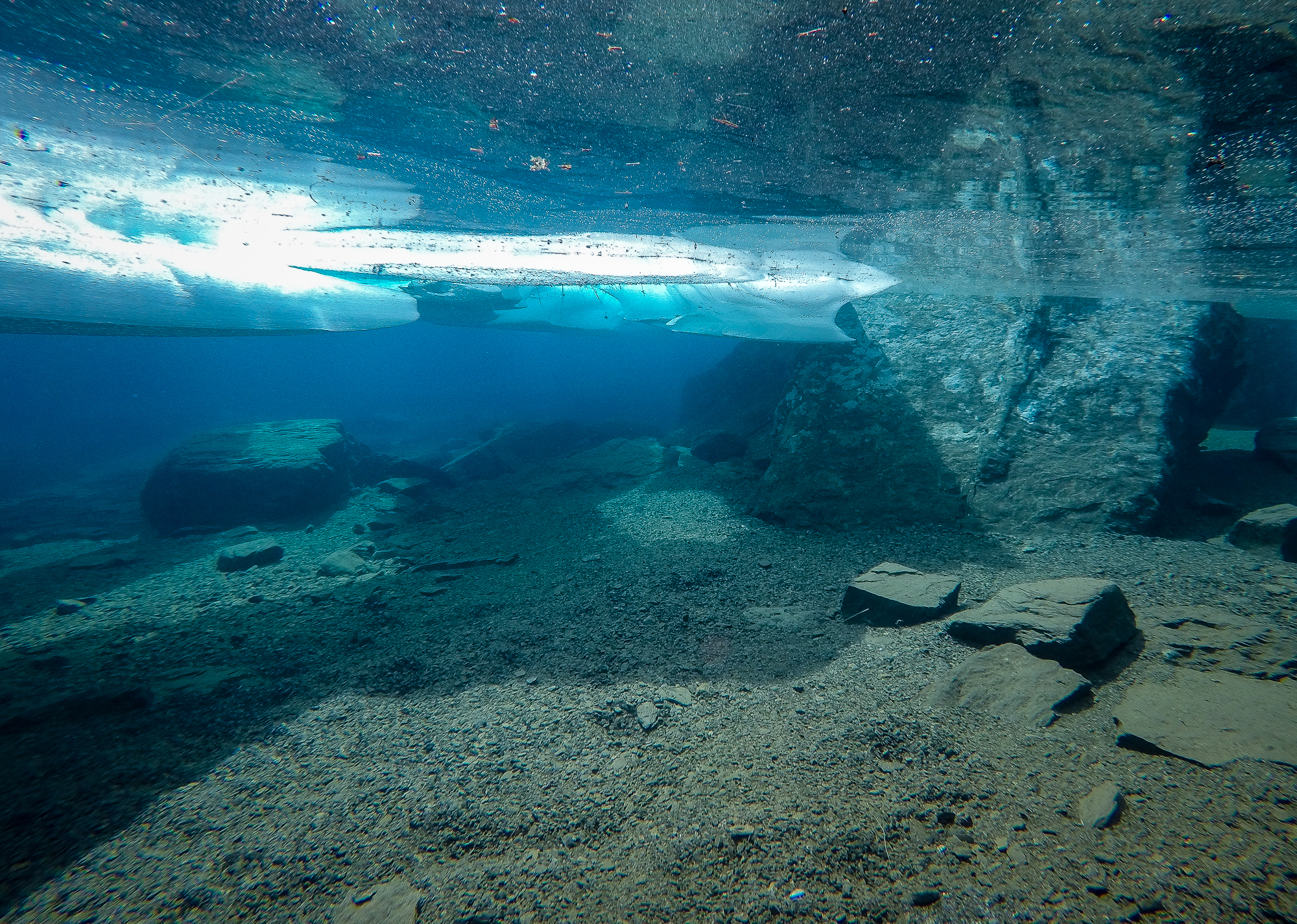 Undervattensfotografi av kristallklart glaciärsmältvatten i Trollsjön, Rissajaure.