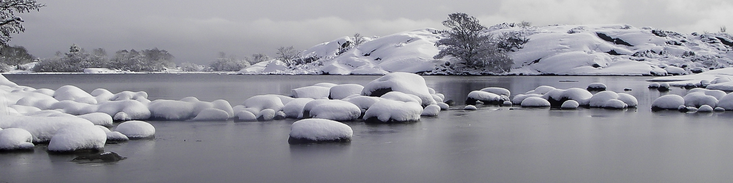 Snöiga stenar och skär i Norrpada skärgård, Stockholm.