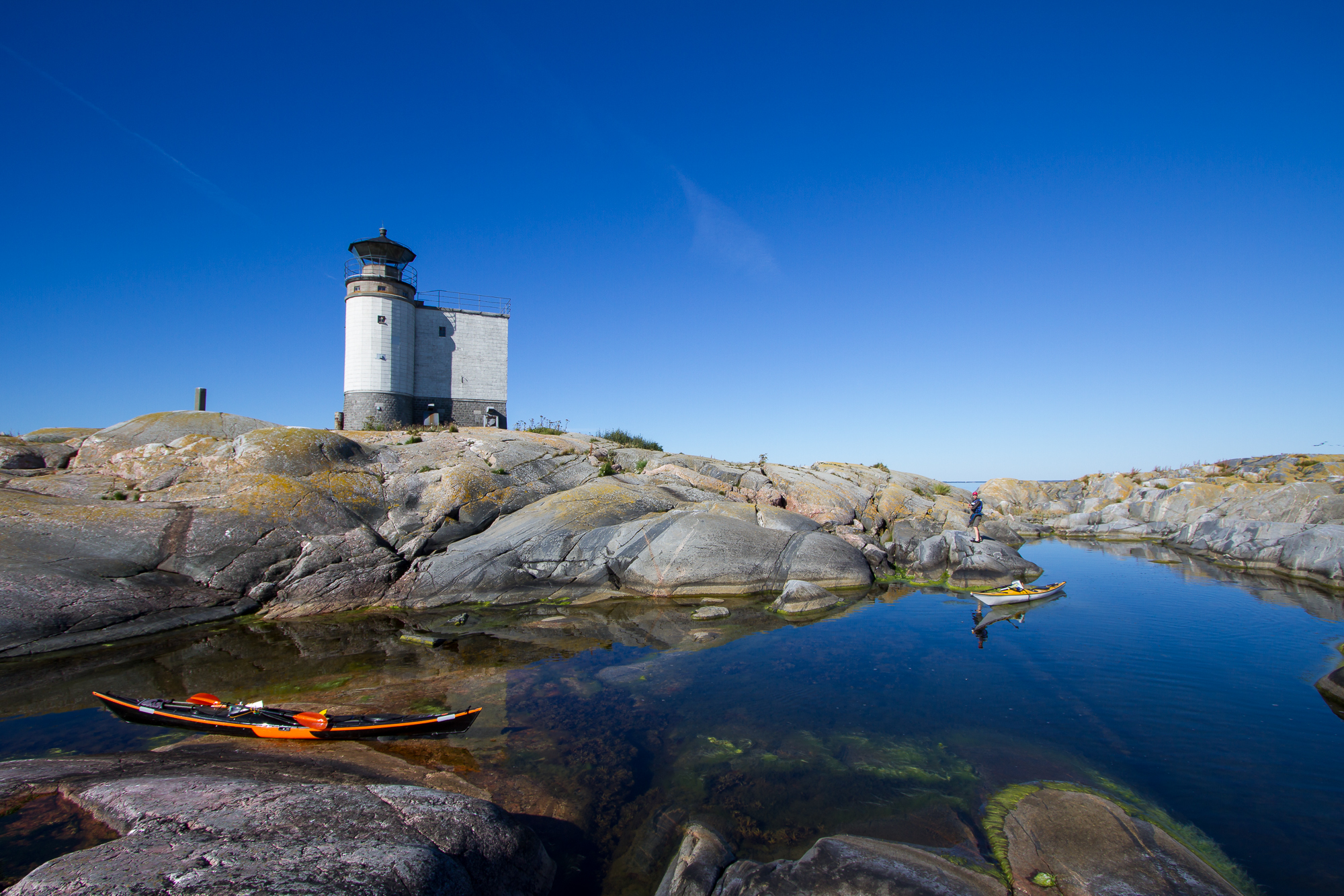 The bay and lighthouse on the north side of Tjärven.