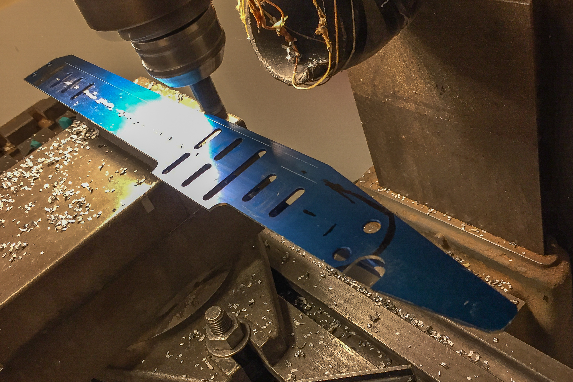 Skyllermarks Blå långfärdsskridskor modifieras i fräsmaskin.