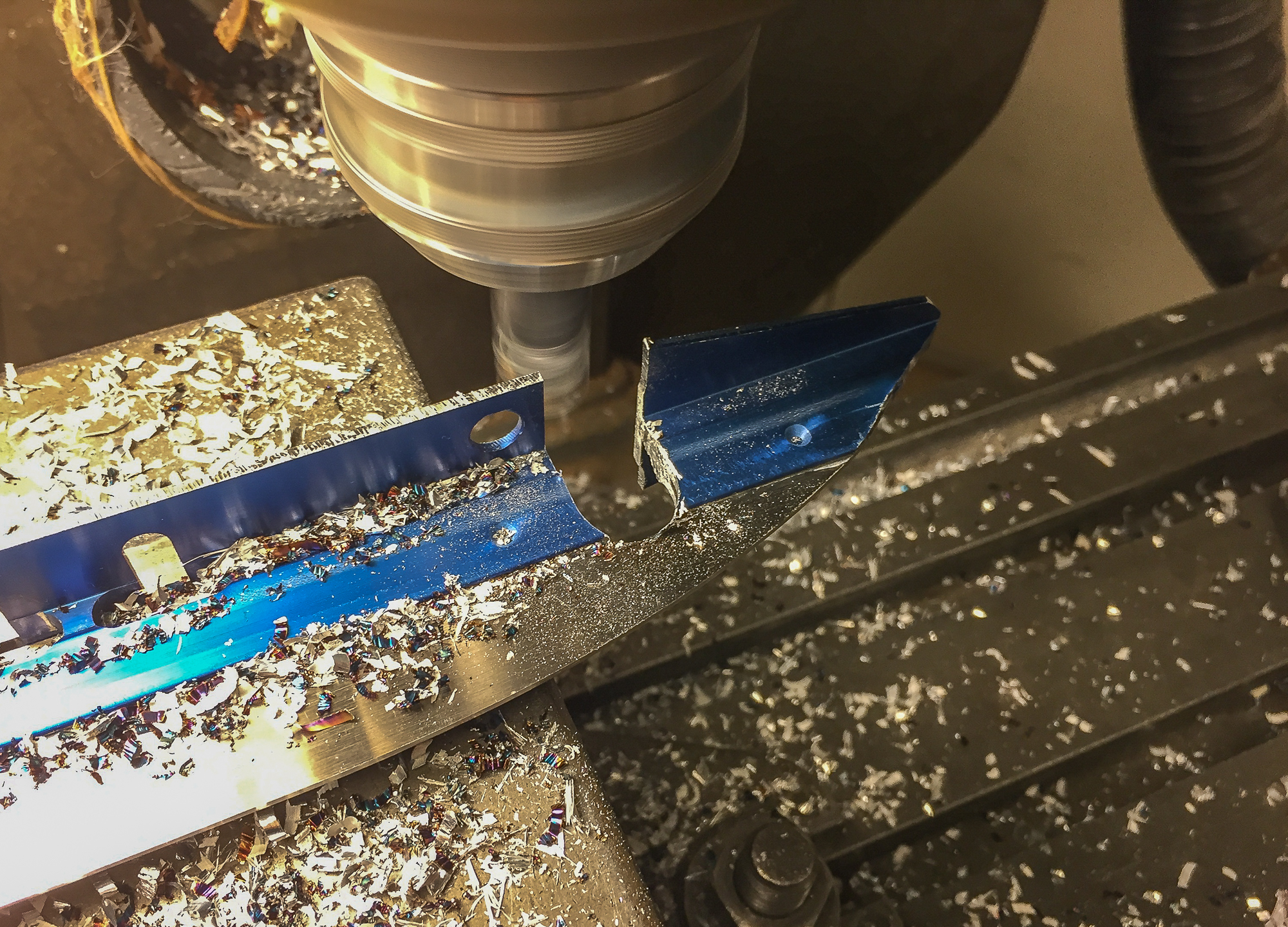 Skyllermarks Blå långfärdsskridskor modifieras i fräsmaskin.