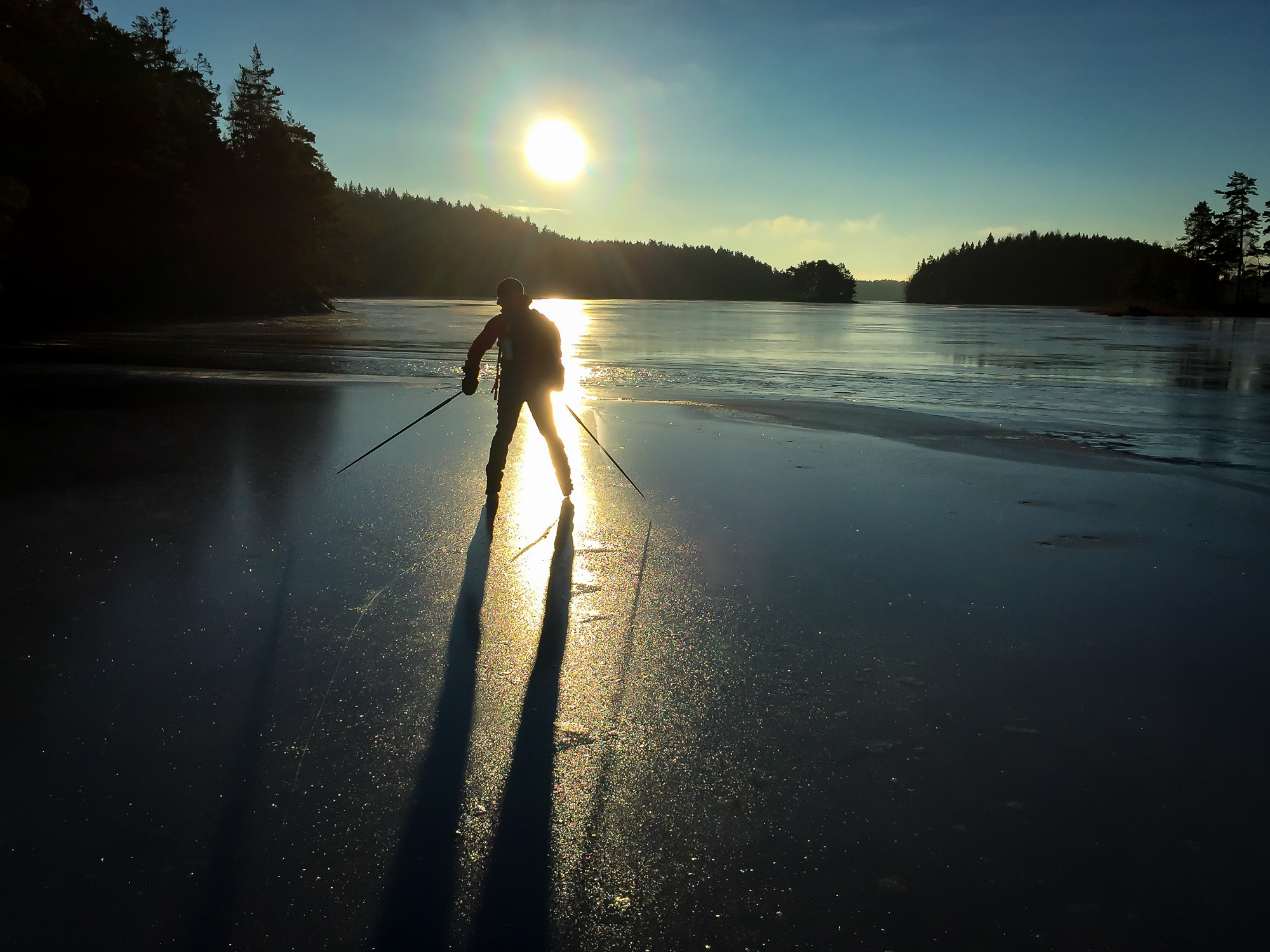 En långfärdsskridskoåkare känner sig fram i eftermiddagssolen.