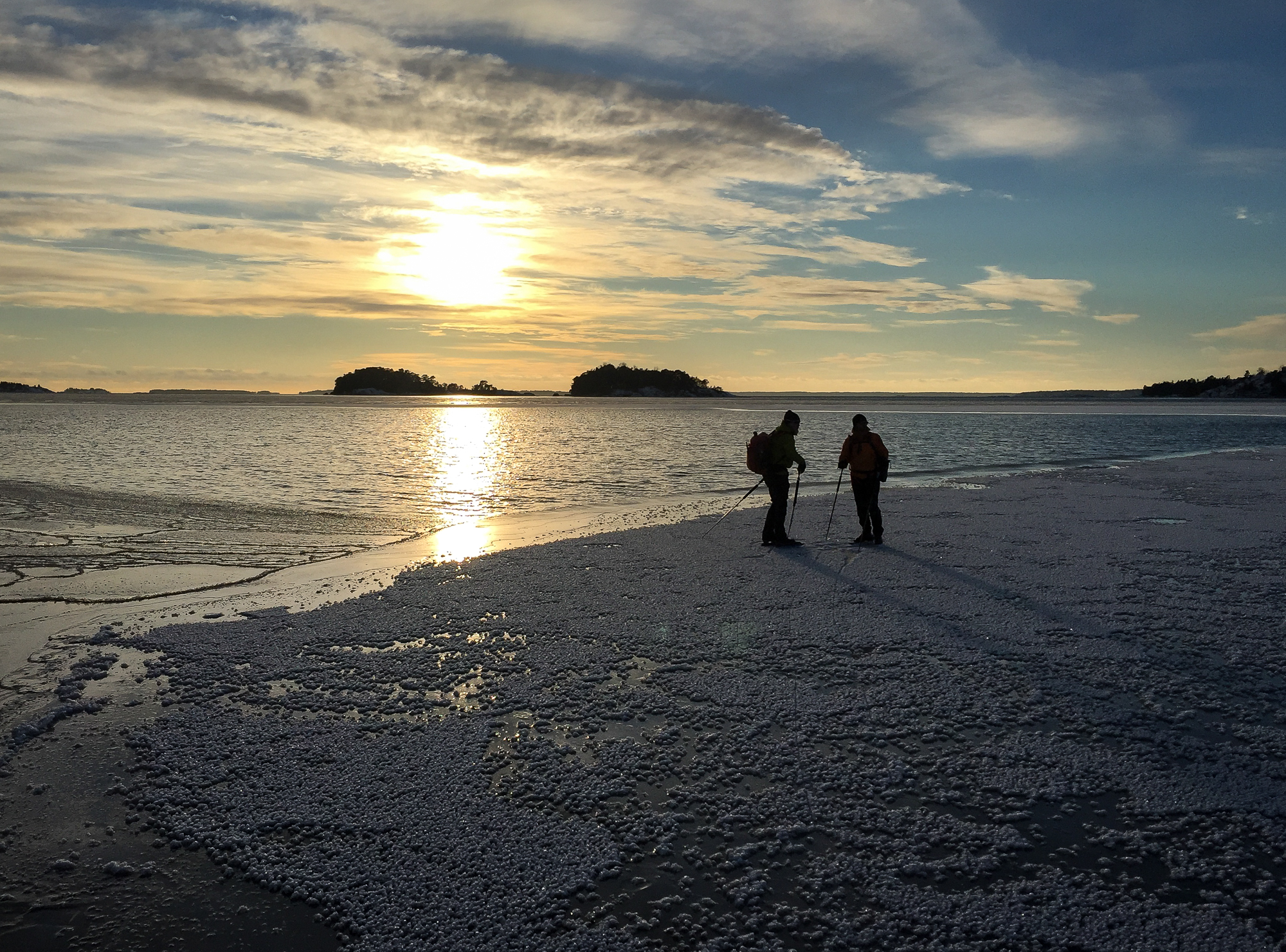 Långfärdsskridskoåkare vid iskanten utanför Torö, Nynäshamn.
