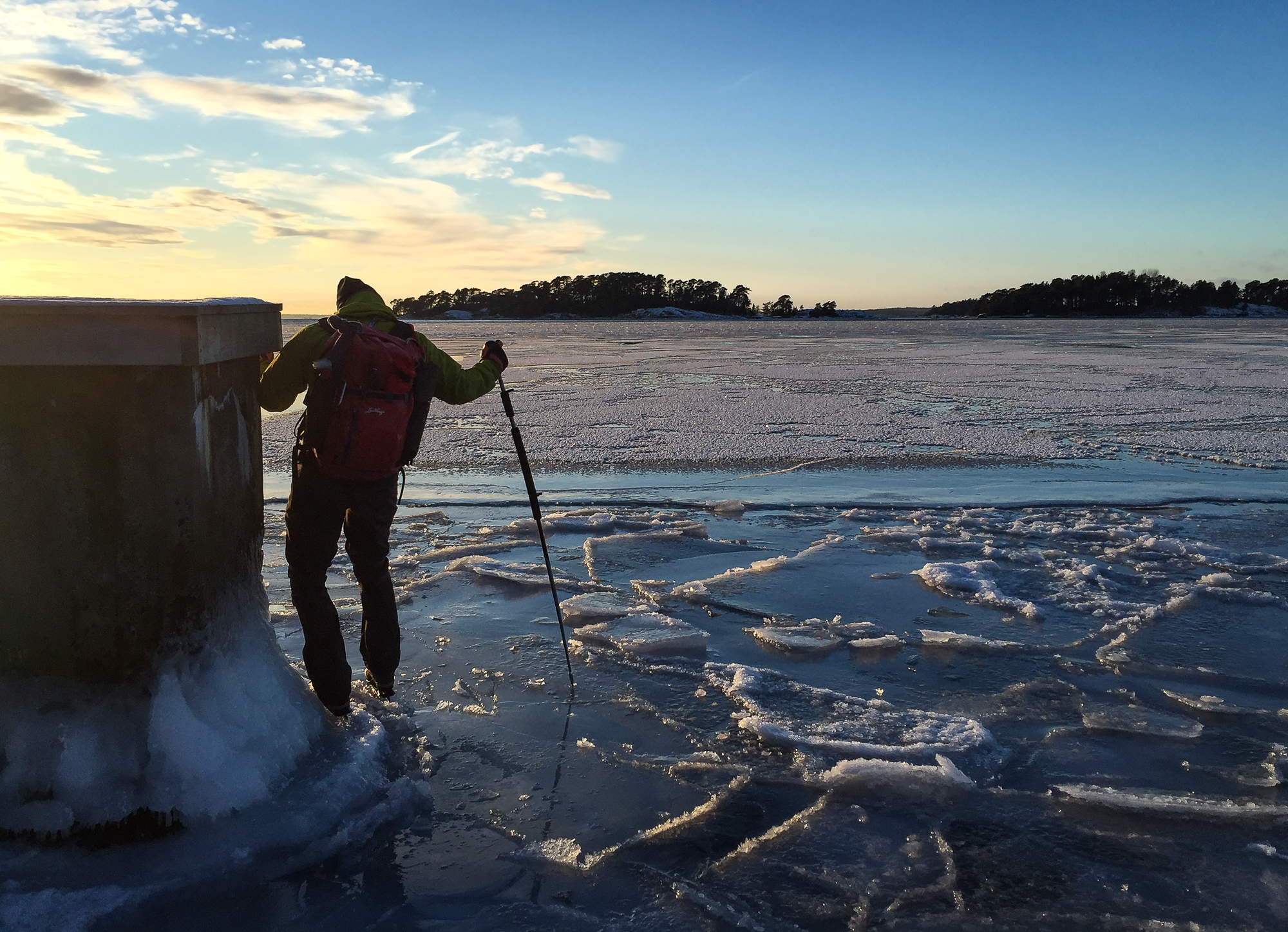 Långfärdsskridskoåkare känner sig fram vid Torö, Nynäshamn.