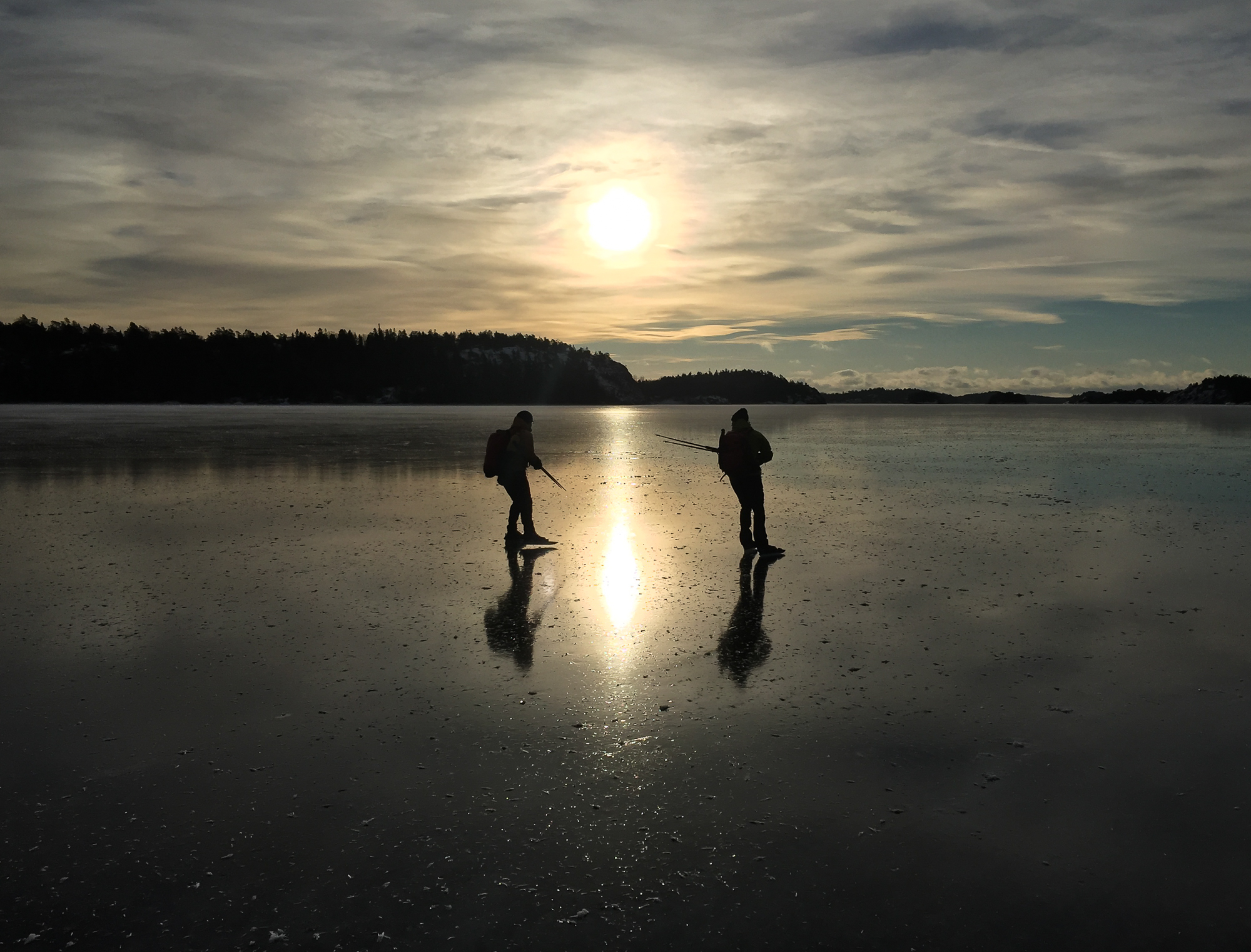 Långfärdsskridskoåkare njuter av blankis på Nynäsviken.