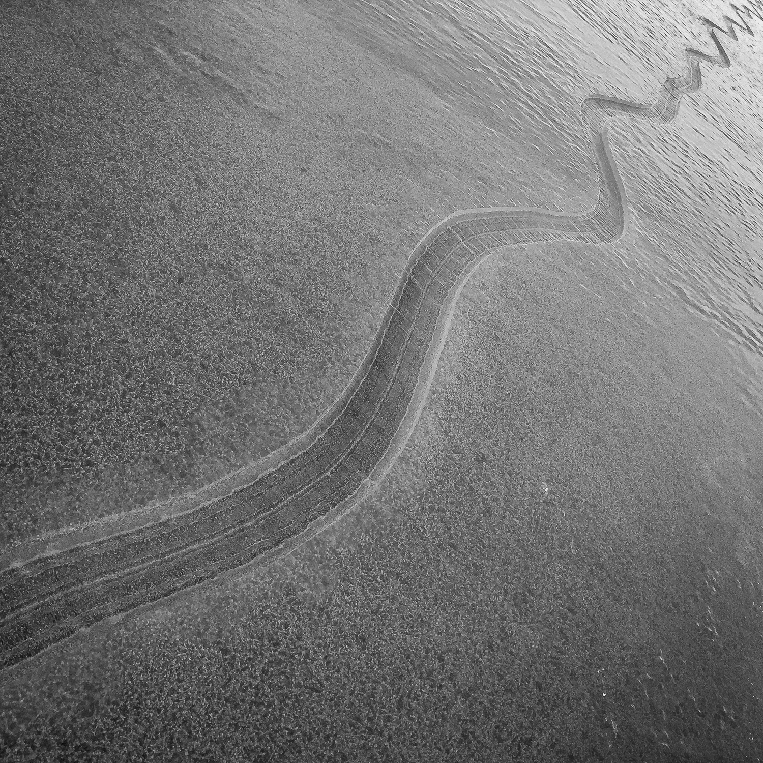 Slingrande spricka i isen