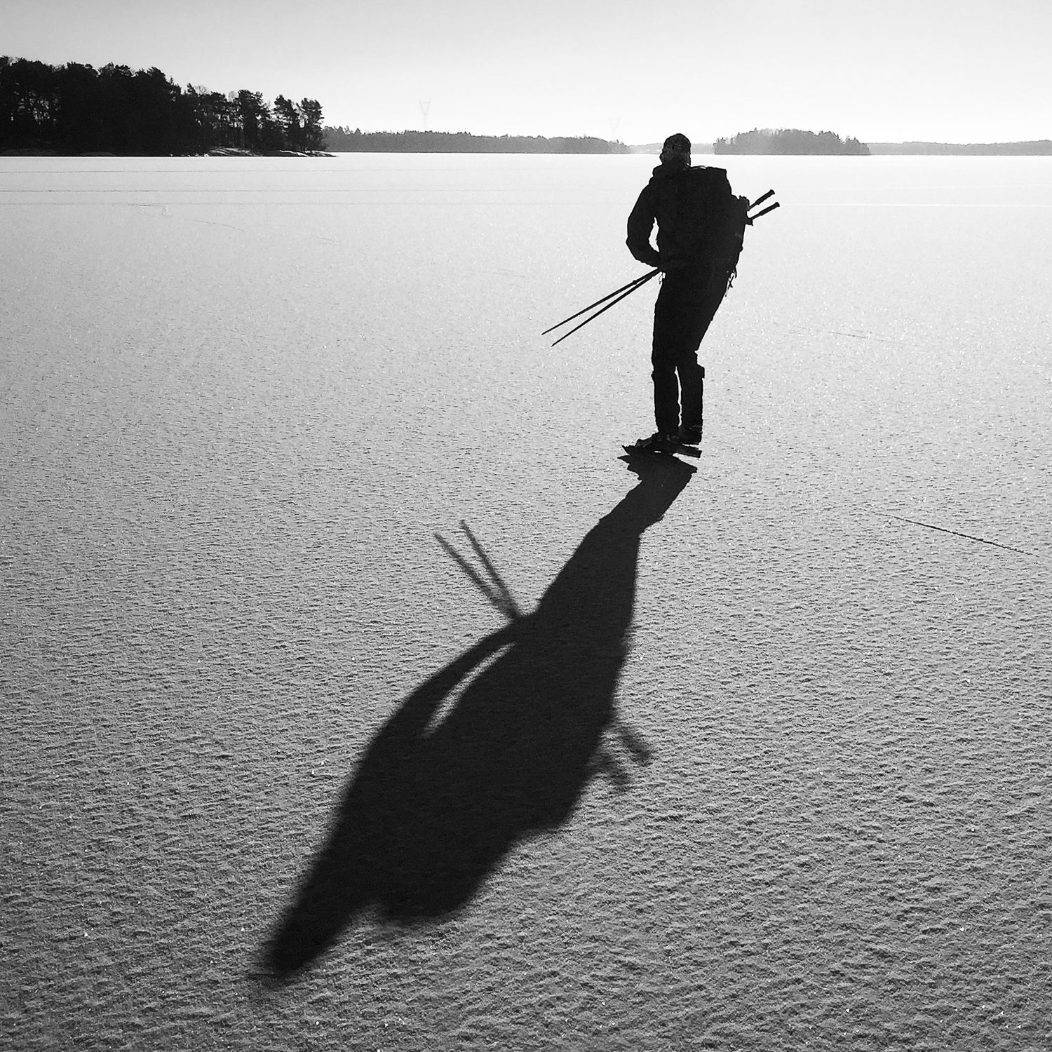 Långfärdskridskåkare glider från över en snötäckt is på Mälaren