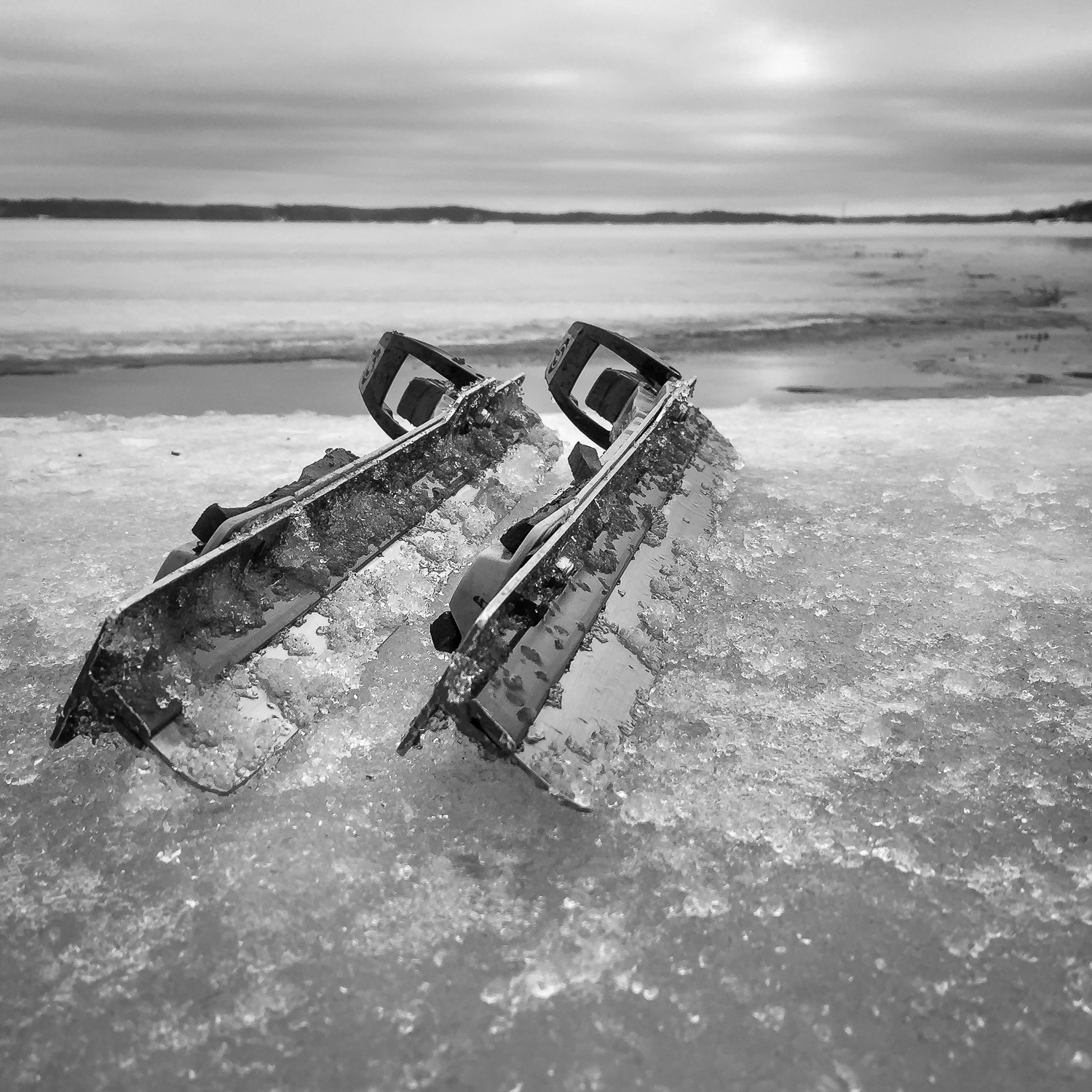 Ett par långfärdsskridskor ligger på isen