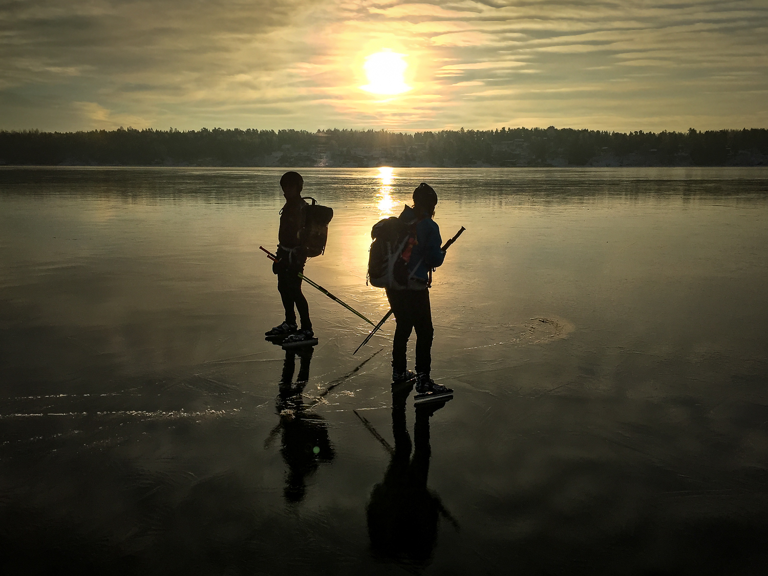Långfärdsskridskoåkare på blank is i Stockholms skärgård