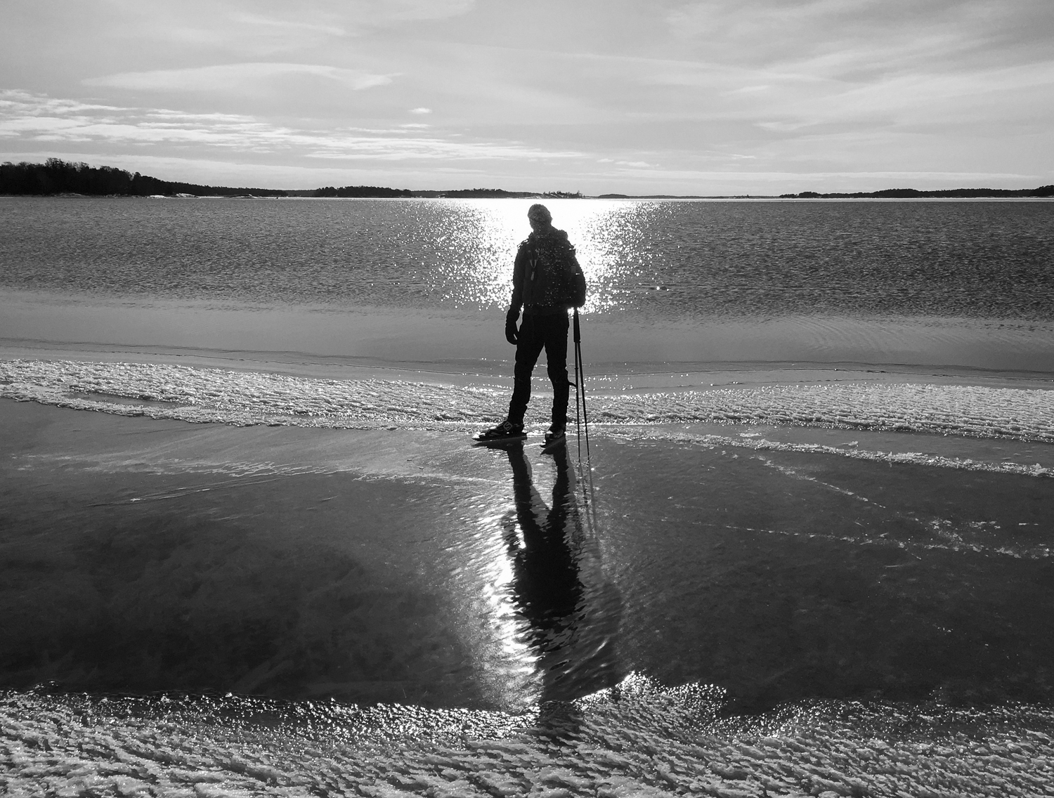 Långfärdsskridskoåkare vid iskant i Stockholms skärgård