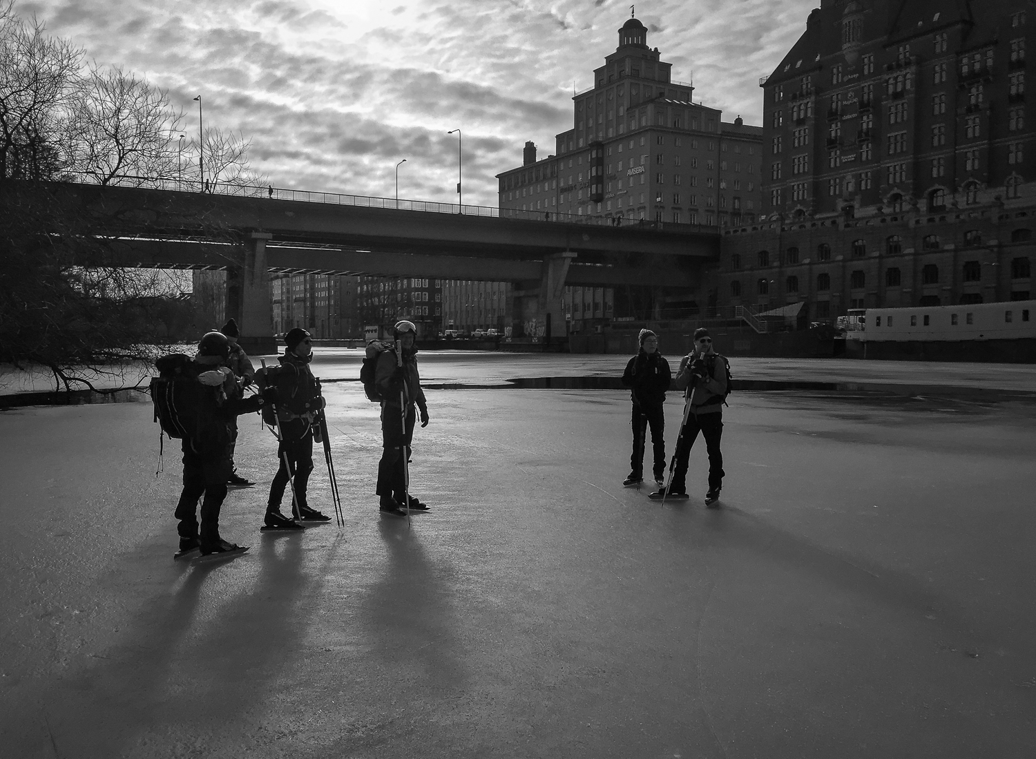 Långfärdsskridskoåkare på Kungsholms kanal