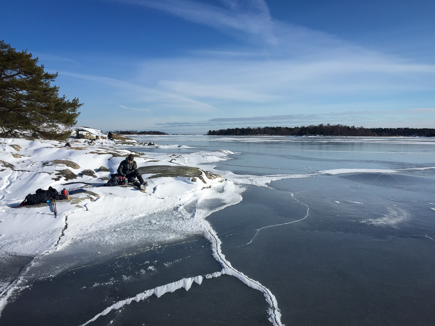 Lunch på klippa i snöig Stockholms skärgård