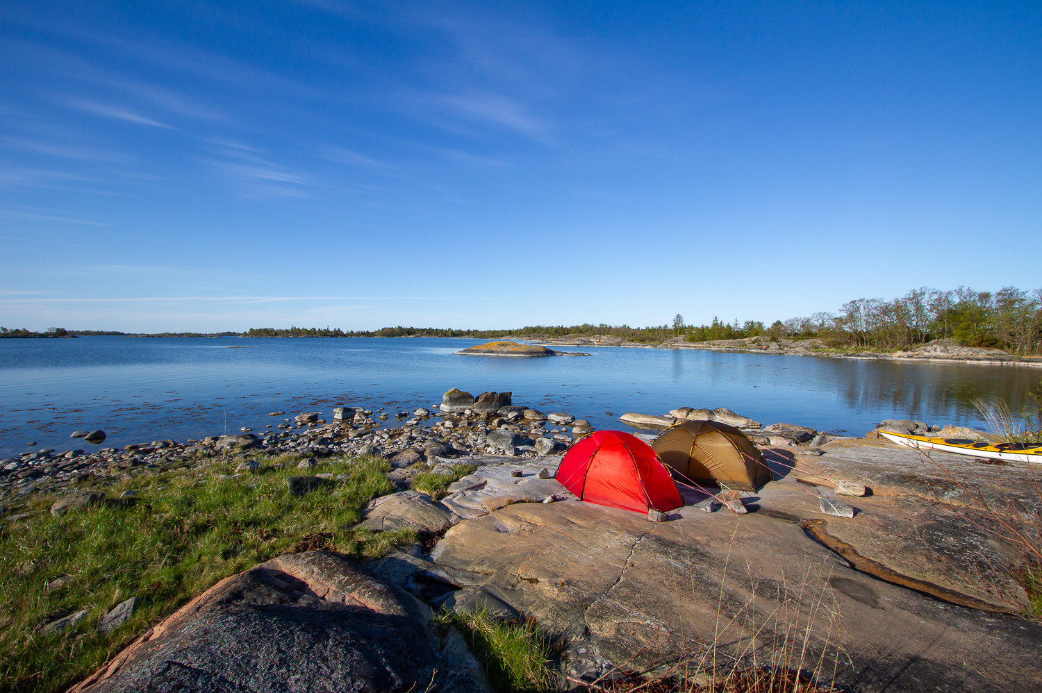 Tält i förmiddagssol på Inre Håkanskär