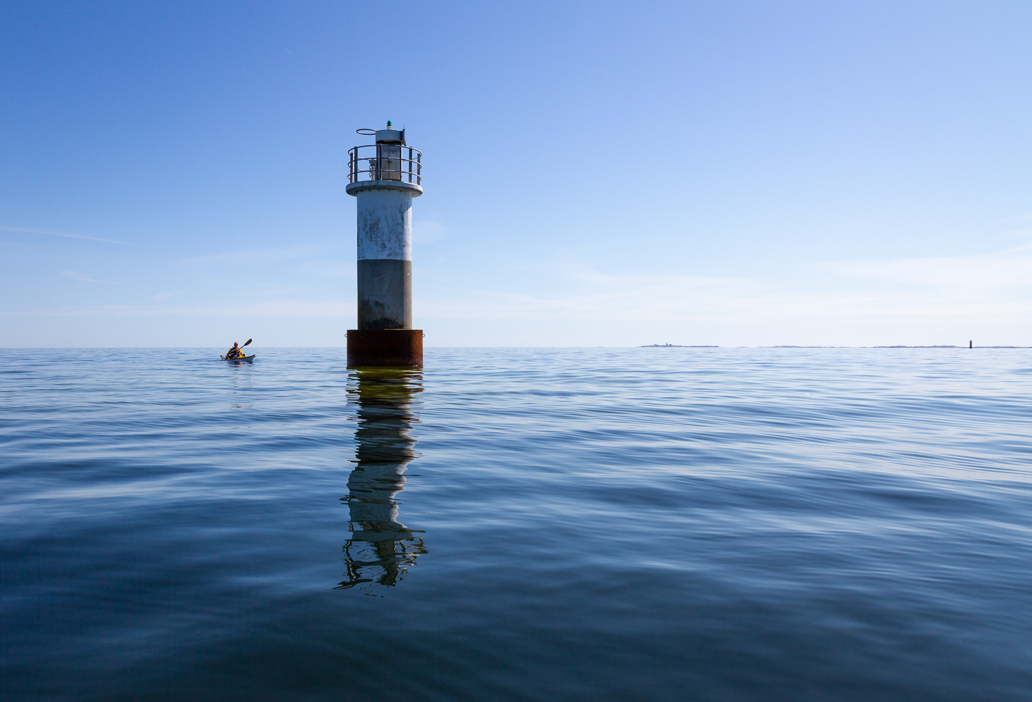 Kajakpaddlare passerar fyr i farleden förbi Söderarm, Stockholms skärgård