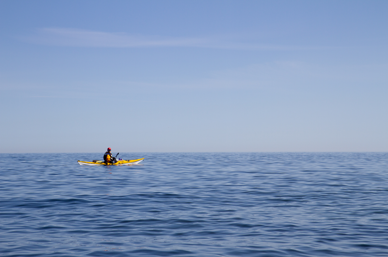 Kajakpaddlare vid horisonten