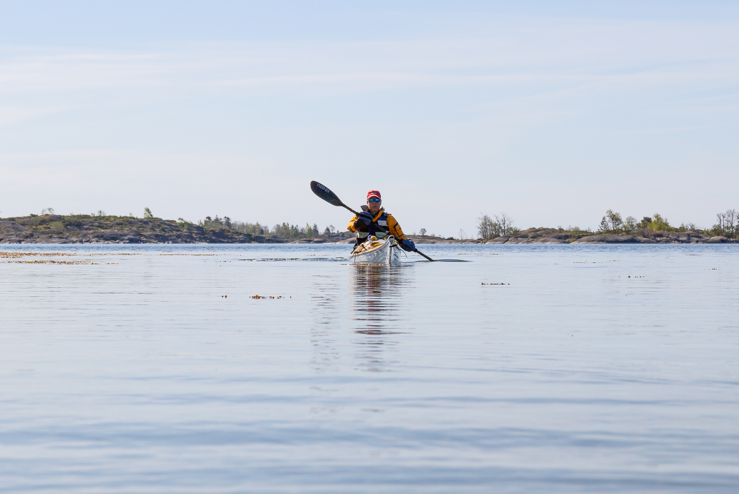 Kajakpaddlare på väg genom Söderarms skärgård