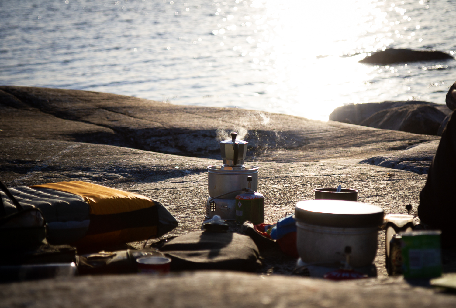 Moccabryggare pyser ånga på Trangiakök.