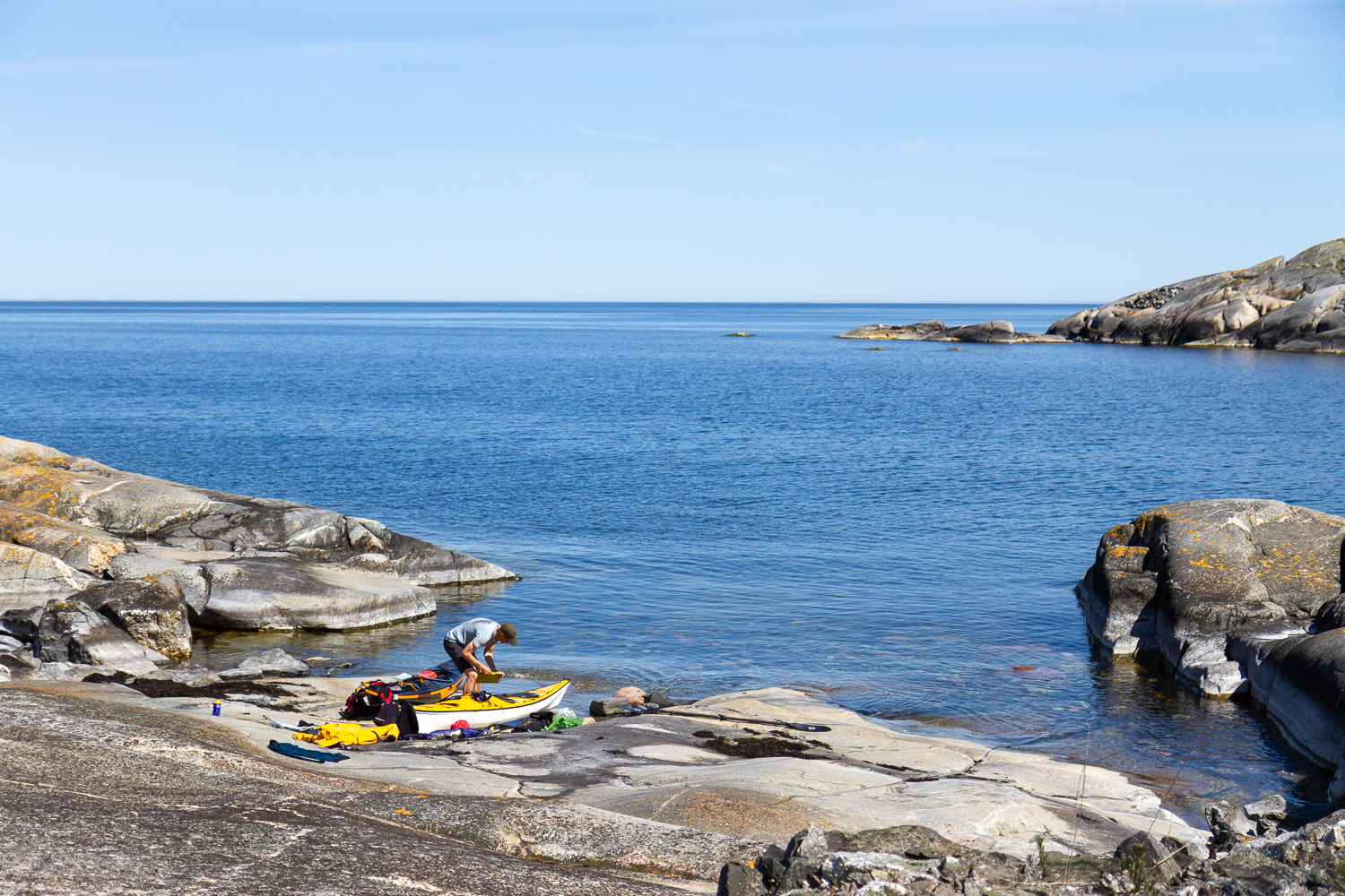Kajakpaddlare tar lunch på klipporna i Söderarm, Stockholms skärgård
