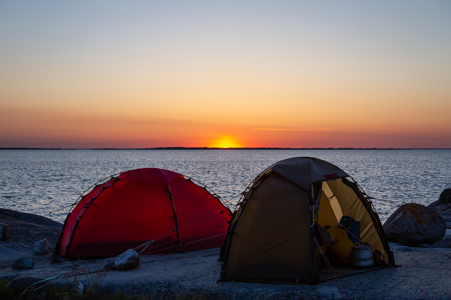 Två tält i solnedgång på Norrpada, Stockholms skärgård
