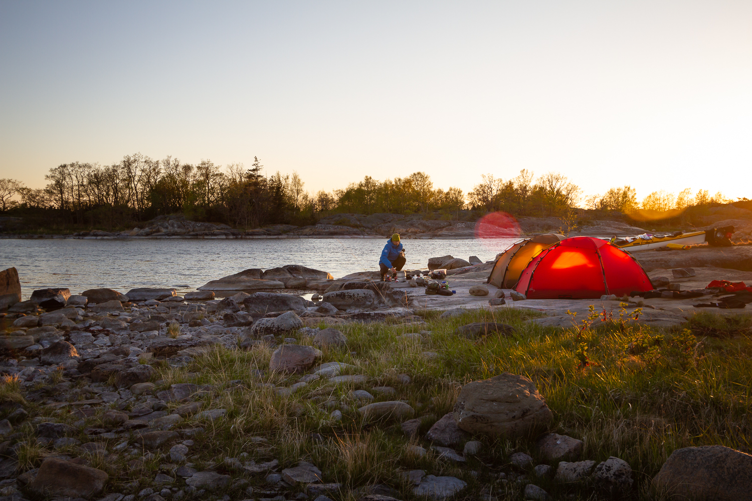 Kvällssol över tälten på Inre Håkanskär, Stockholms skärgård