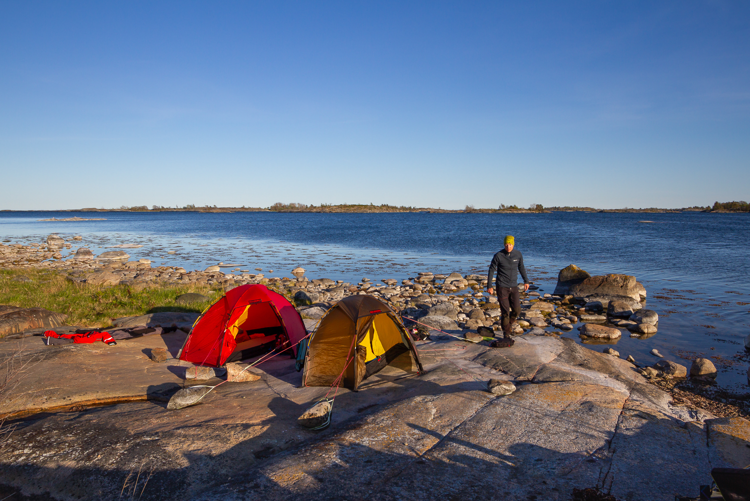 Två tält i kvällssol på Inre Håkanskär, Stockholms skärgård