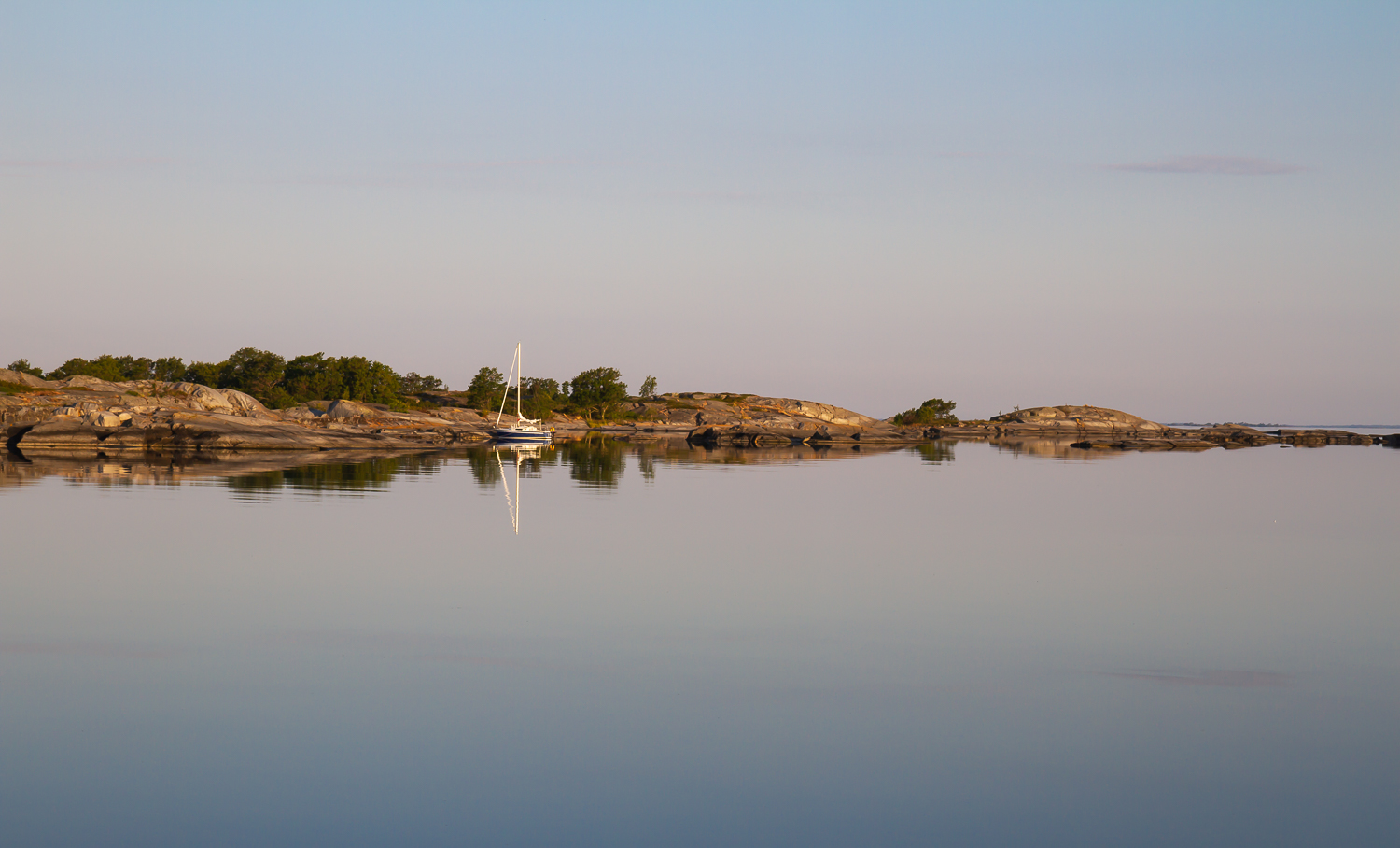 Segelbåt i natthamn på Kallskär i Stockholms skärgård