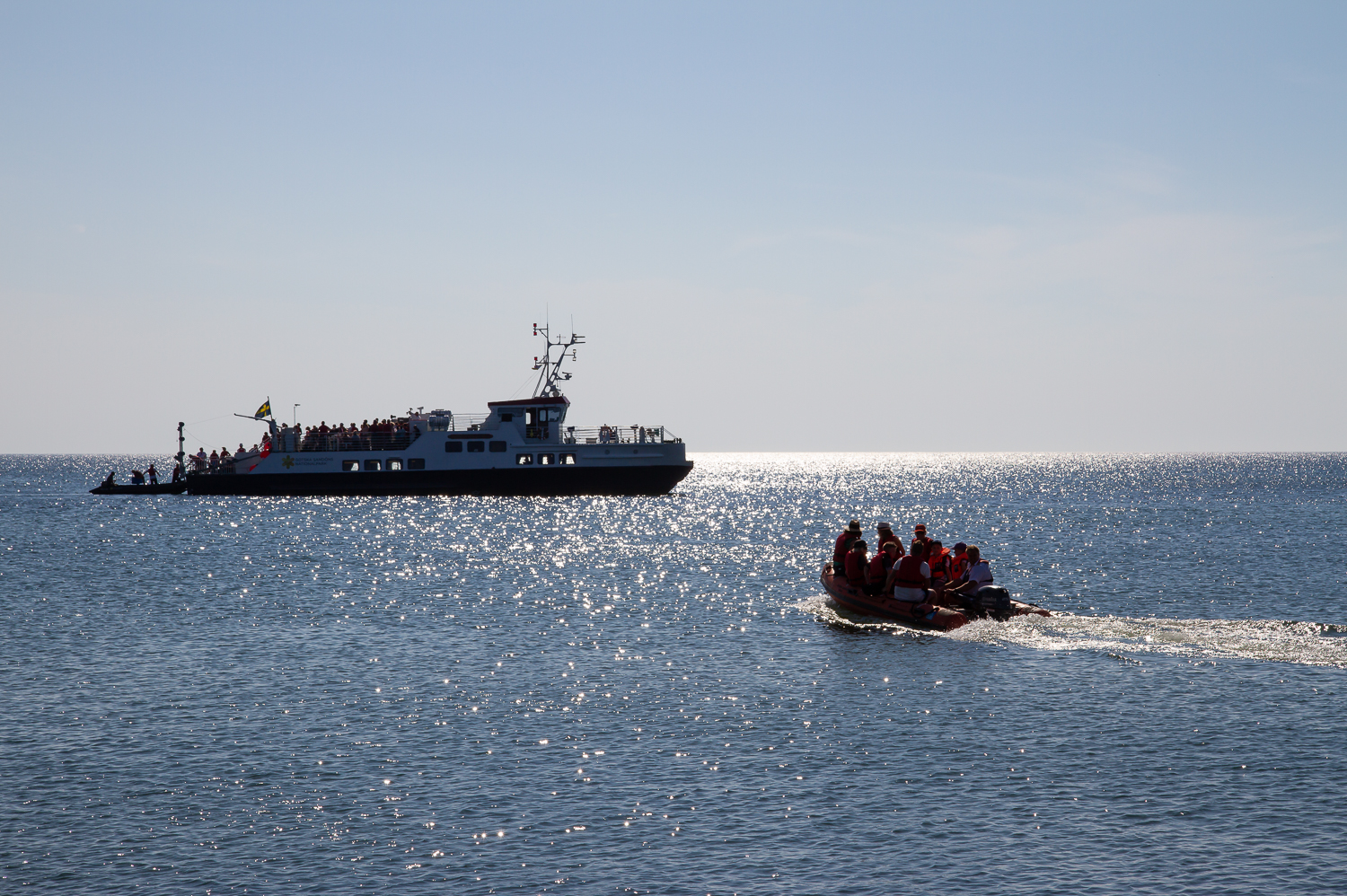 Passagerare förs ut till fartyget MS Gotska Sandön med gummibåt