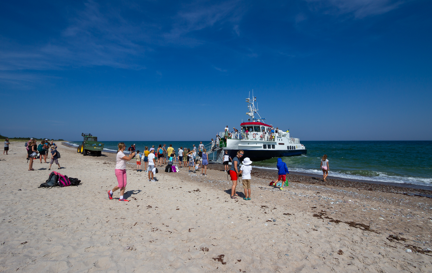 Ett partyg angör sandstranden Las Palmas på Gotska Sandön och släpper av passagerare