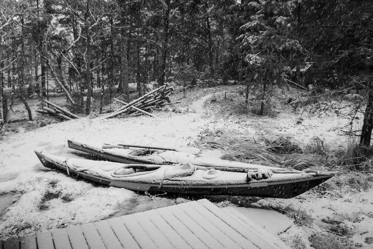 Två översnöade kajak på Kulansuddar, Möja naturreservat, Stockholms skärgård