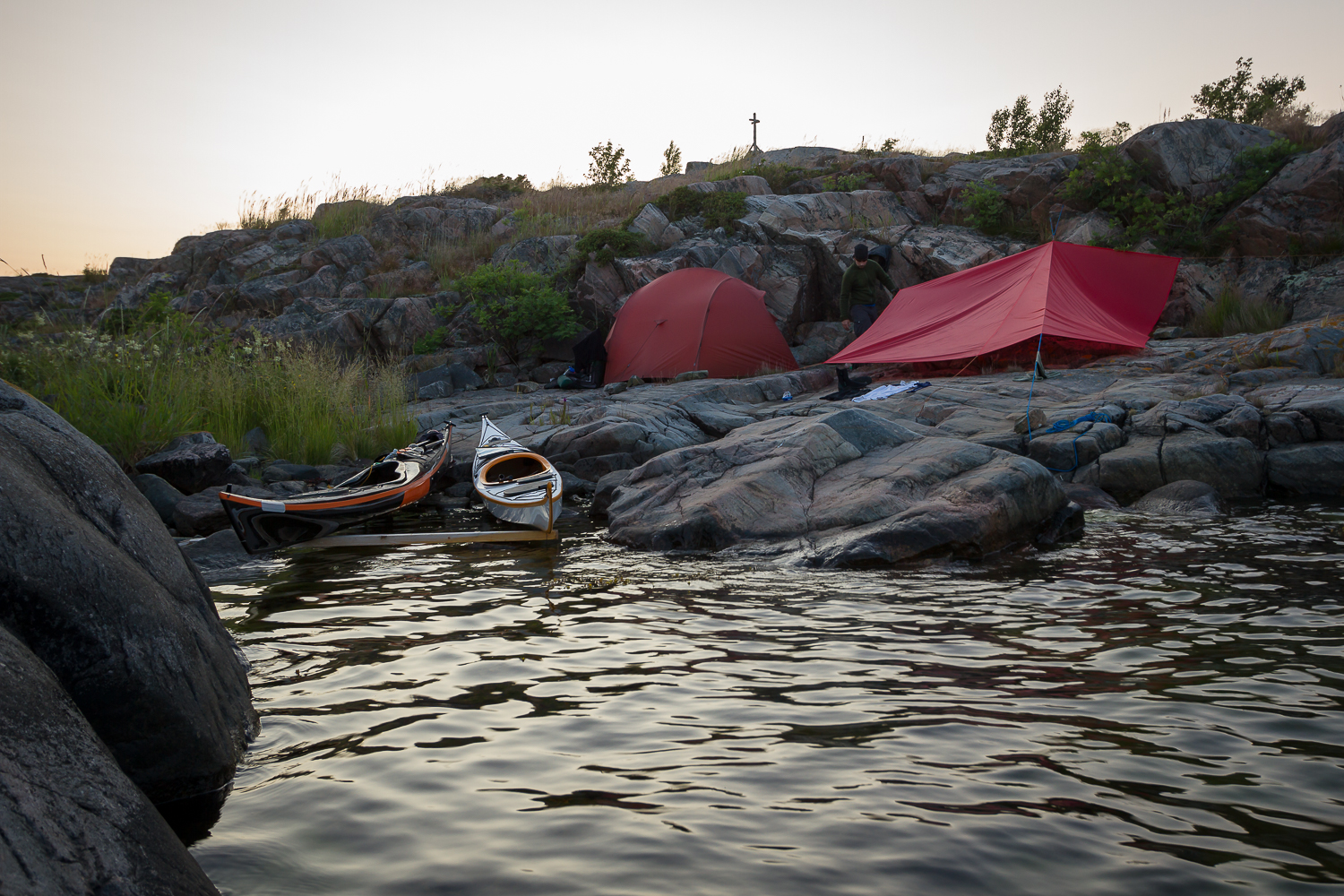 Kajakpaddlare i nattläger bland klipporna på Röder, Stockholms skärgård