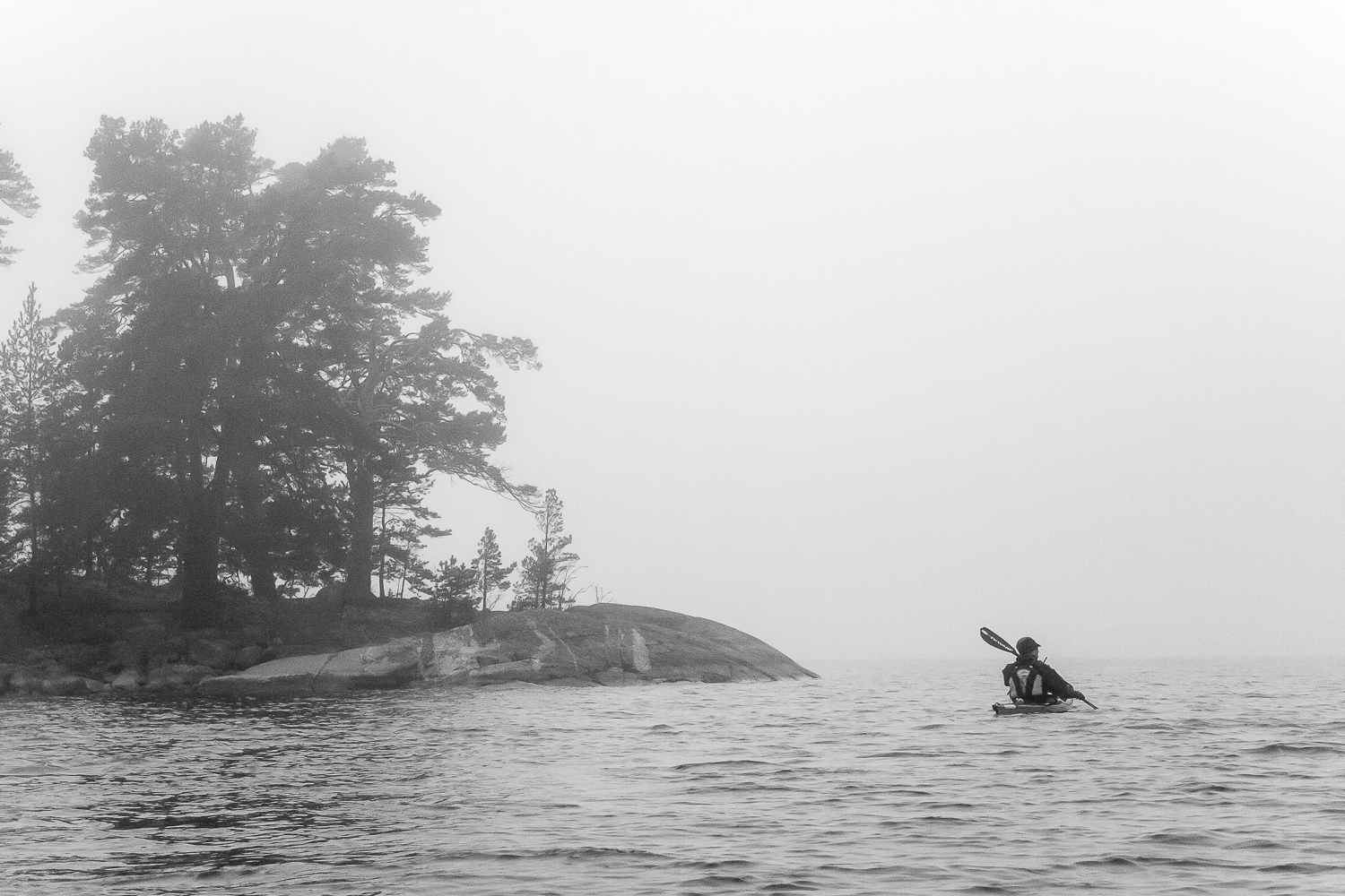 Kajakpaddlare i dimma i Stockholms skärgård