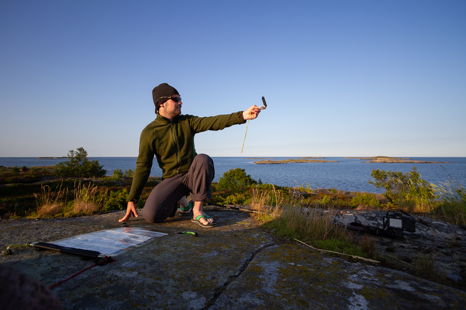 Kajakpaddlare tar ut kursen på Röder i Stockholms skärgård