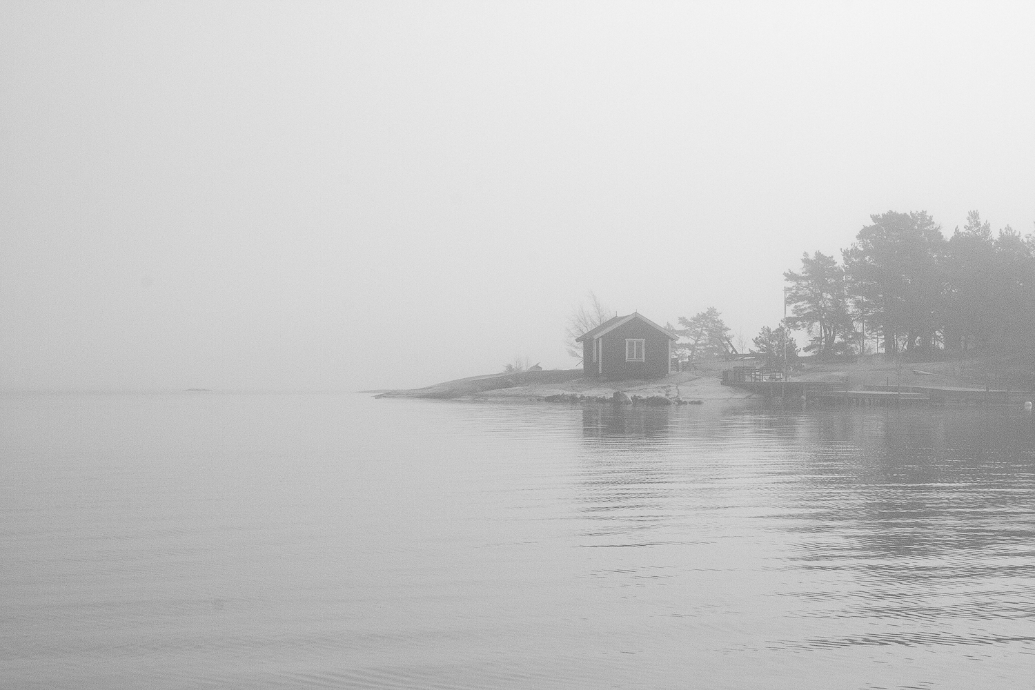 Stuga i dimma i Stockholms skärgård
