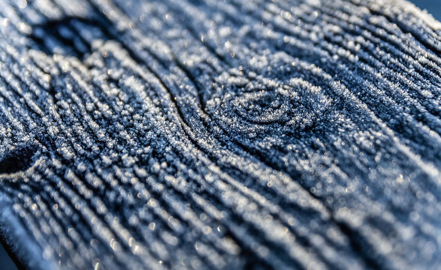 Frostkristaller på en brygga i Stockholms skärgård