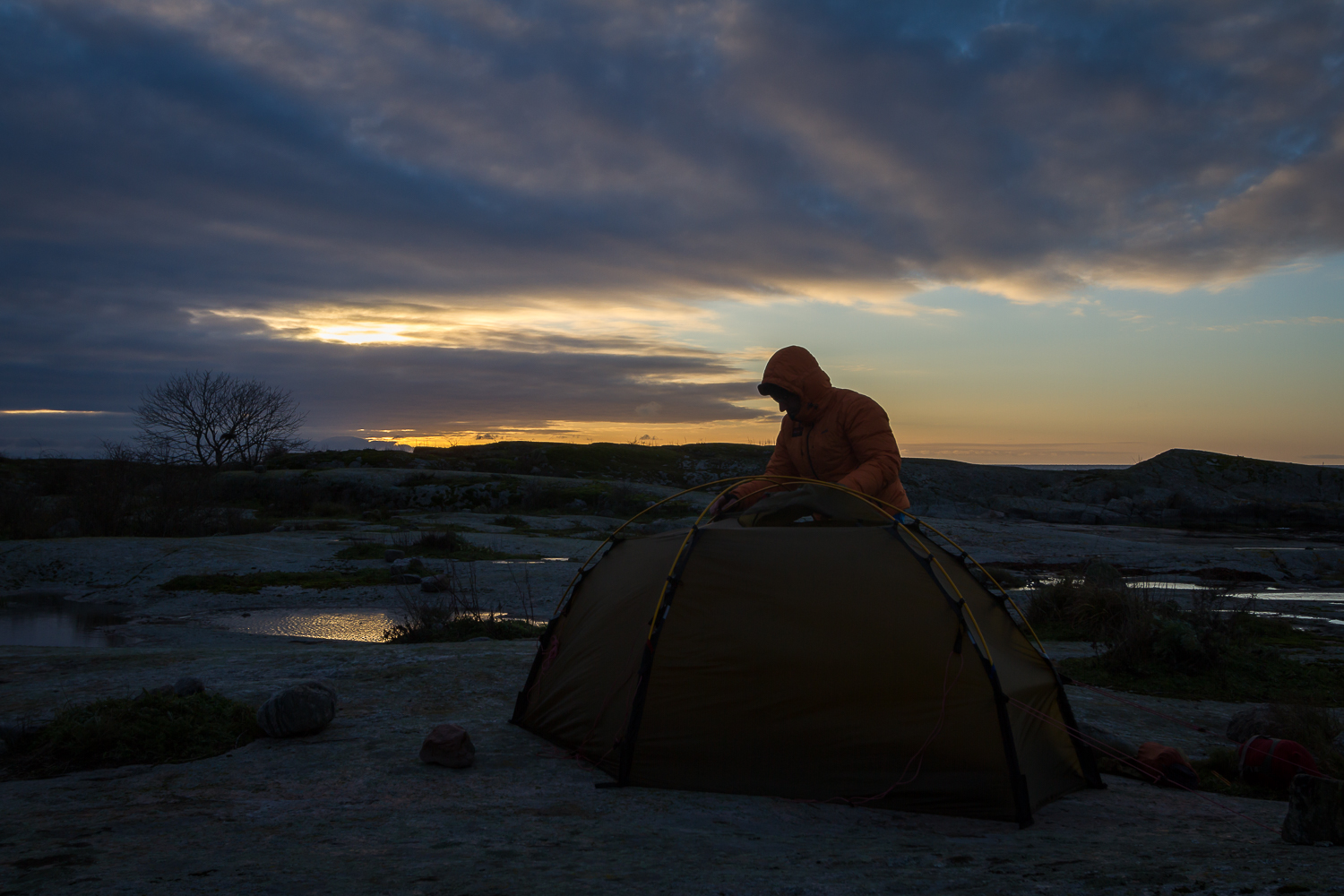 Kajakpaddlare slår upp tält på Garkast