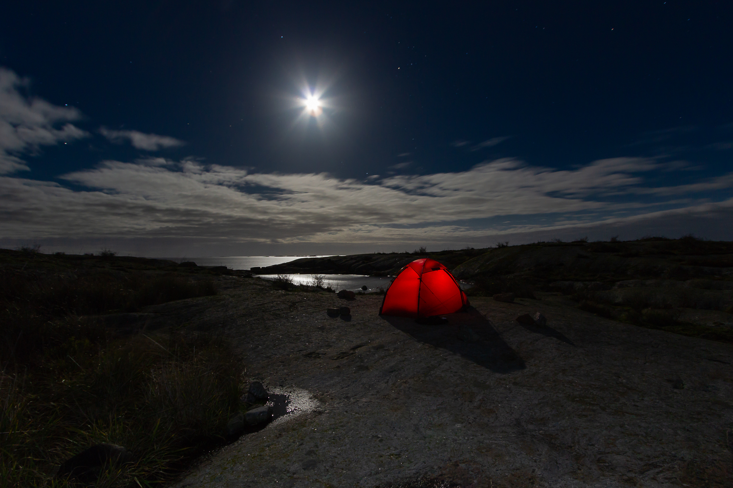 Tält i månsken på Garkast, Sörmlands skärgård