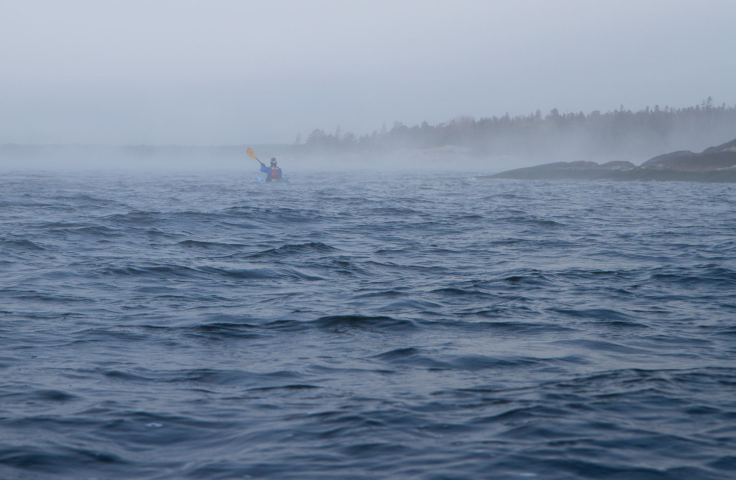 Kajakpaddlare i sjörök, Sörmlands skärgård