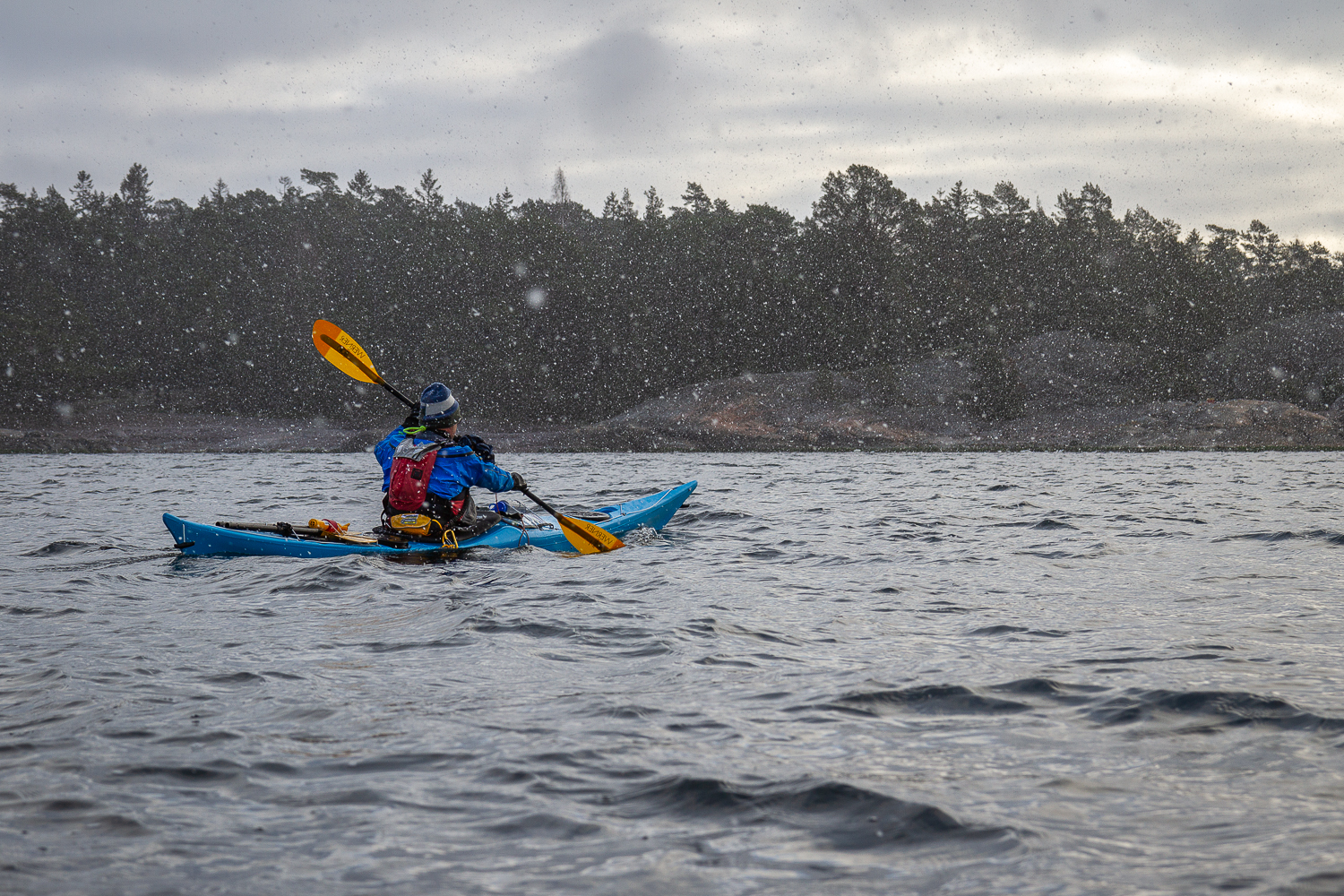 Kajakpaddlare i ymnigt snöfall, Sörmlands skärgård