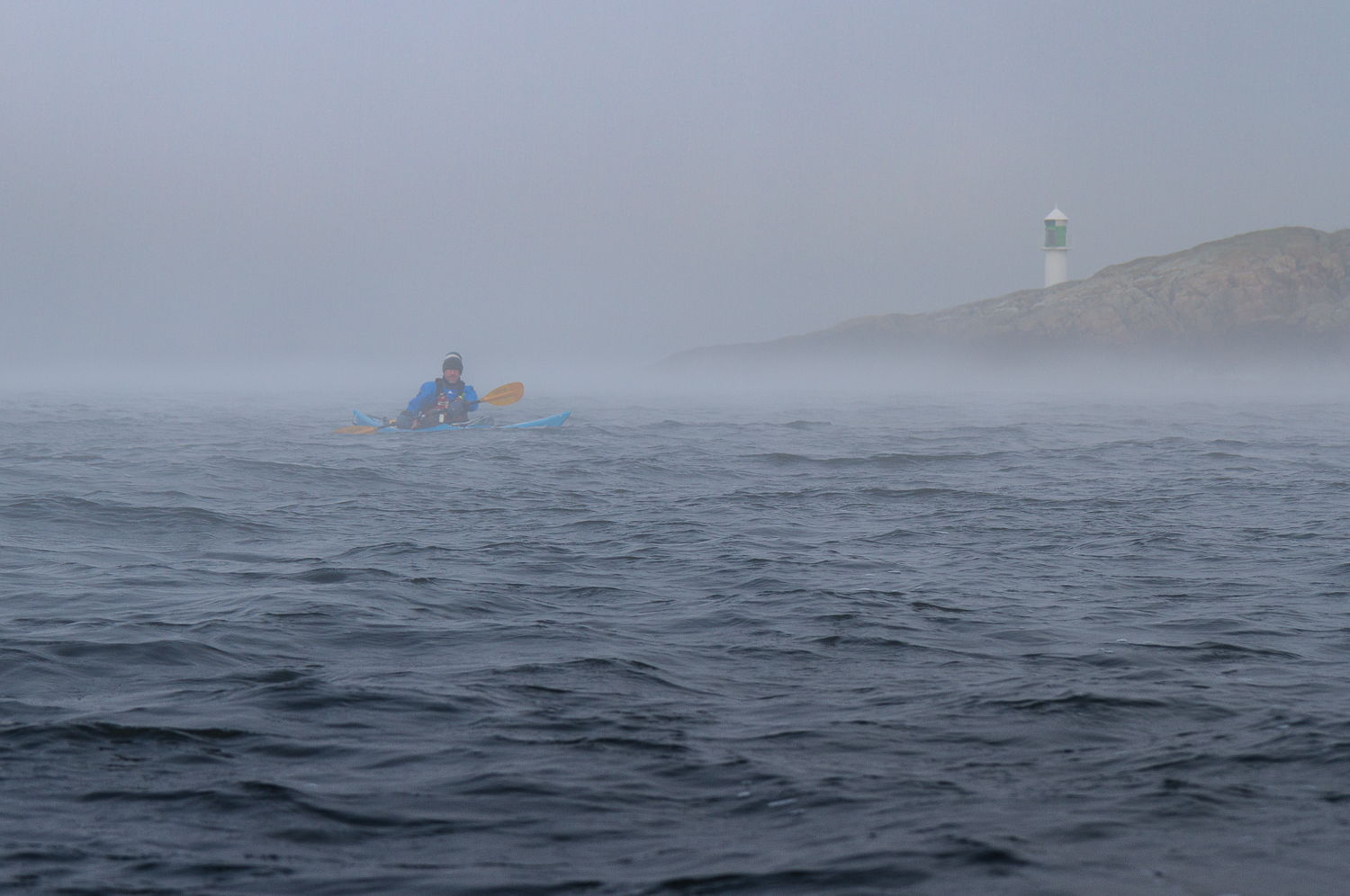 Kajakpaddlare i sjörök, Sörmlands skärgård
