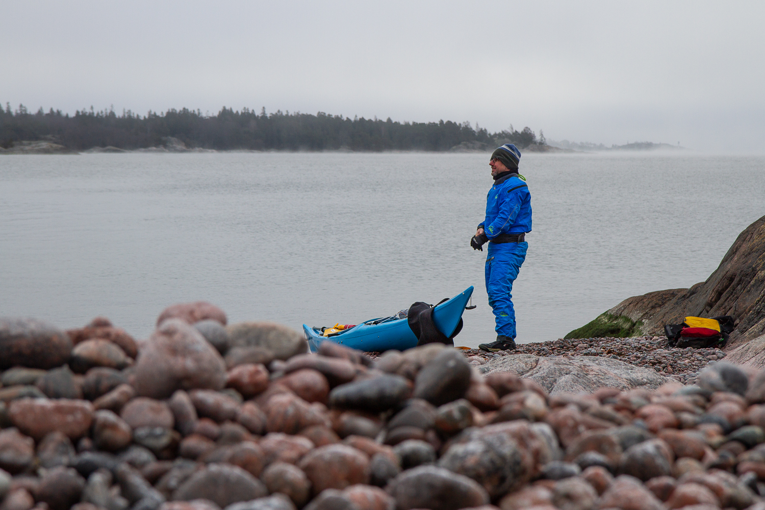 Kajakpaddlare gör kort rast på Ringsö, Sörmlands skärgård