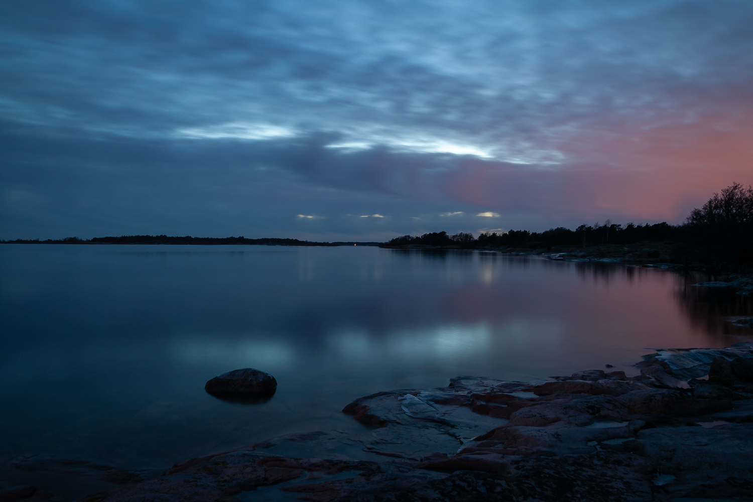 Vackert kvällsljus över vattnet i Stockholm skärgård