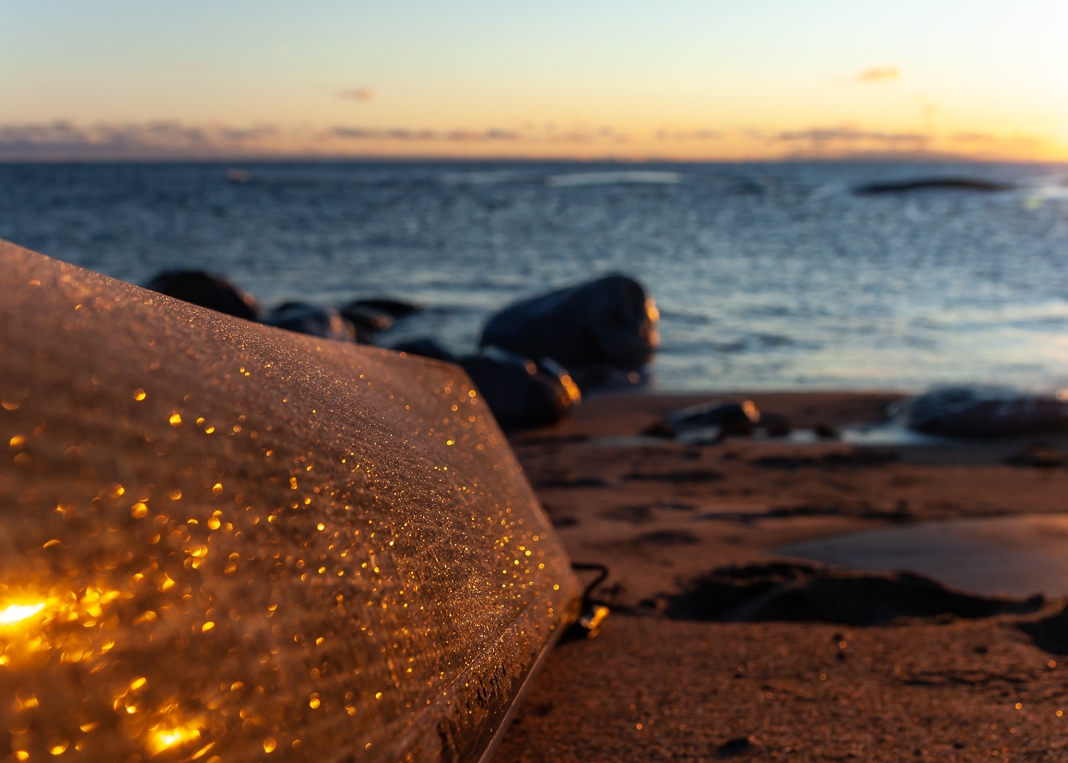 Närbild av glittrande frost på en kajak på stranden på Tärnskär, Stockholms skärgård
