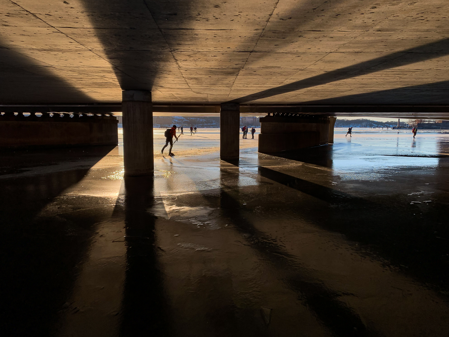 Långfärdsskridskor under Centralbron i Stockholm city