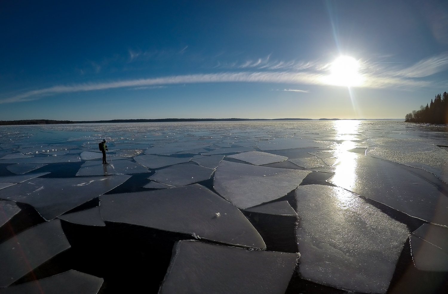 Långfärdsskridskoåkare letar sig fram bland isflaken på Singöfjärden, Stockholms norra skärgård