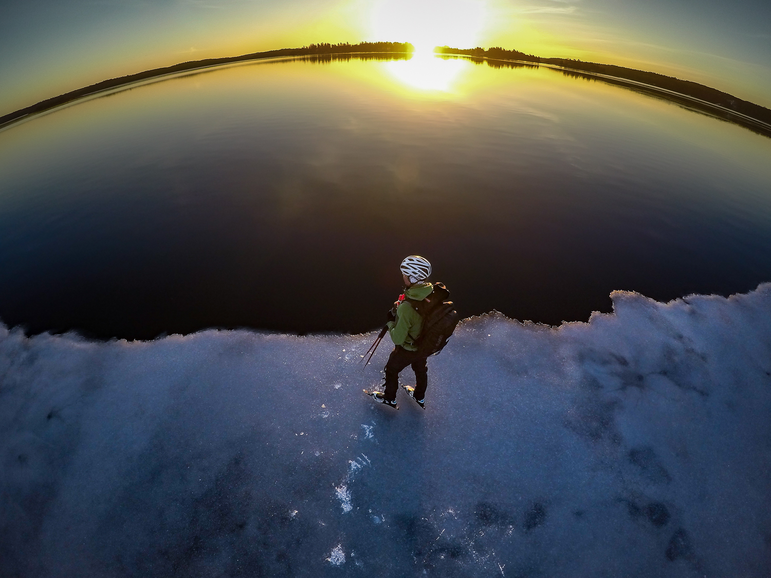 Långfärdsskridskoåkare på iskanten i soluppgången, Stora Värtan
