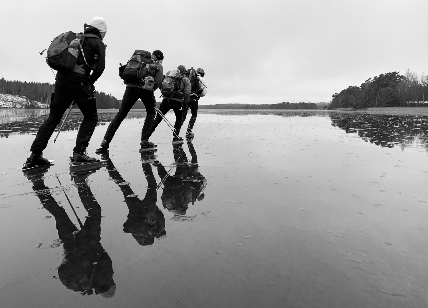 Långfärdsskridskoåkare på rulle speglas i blank kärnis