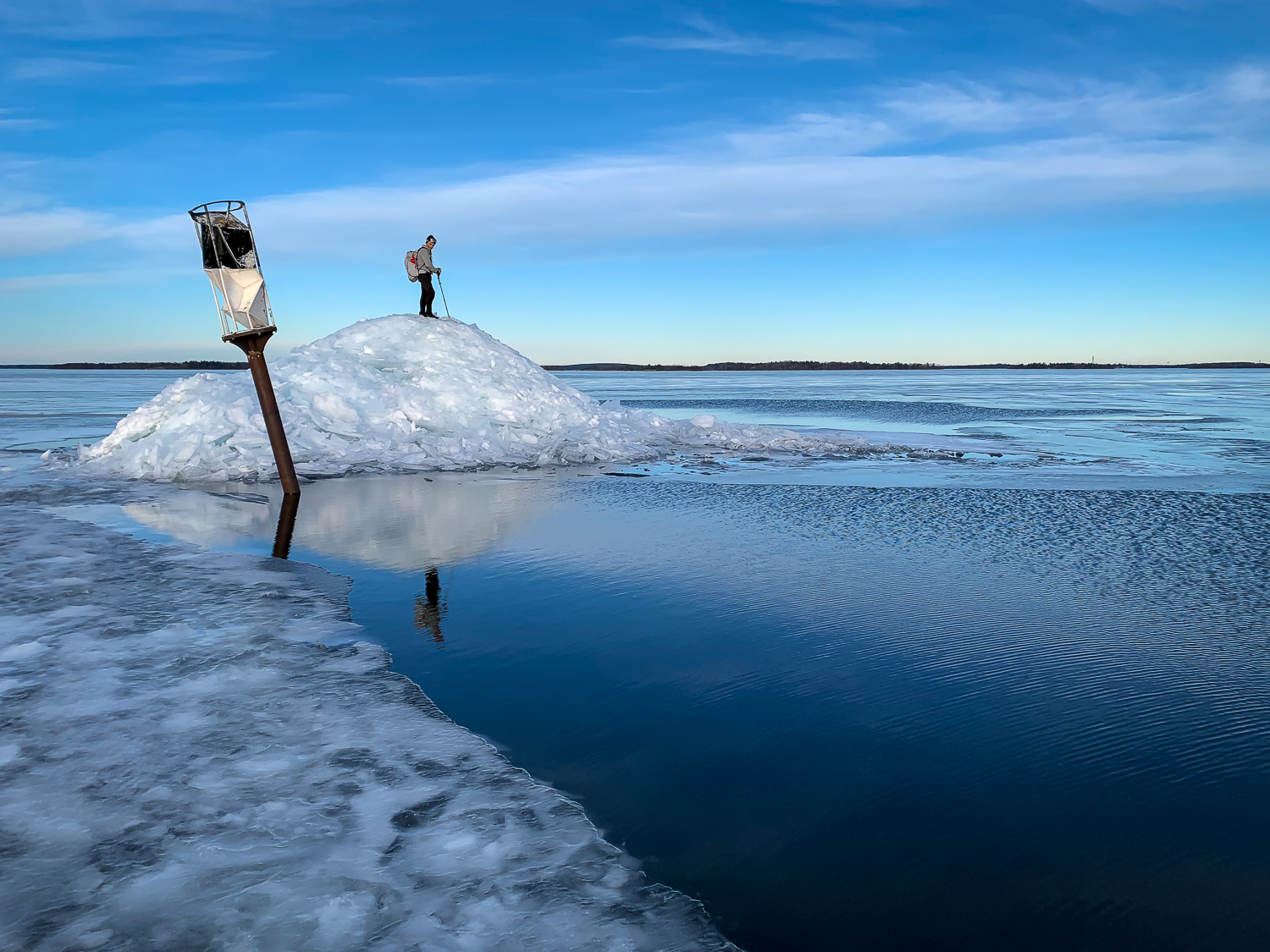 Långfärdsskridskoåkare bestiger packis vid Sparin, Björkfjärden, Mälaren