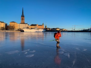 Långfärdsskridskoåkare på Riddarfjärden, Stockholm city