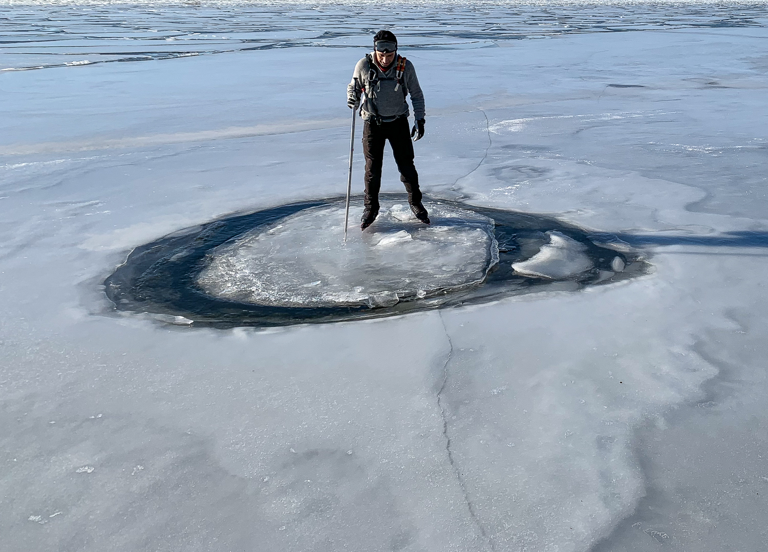 Långfärdsskridskoåkare flyger tefat på Mälaren