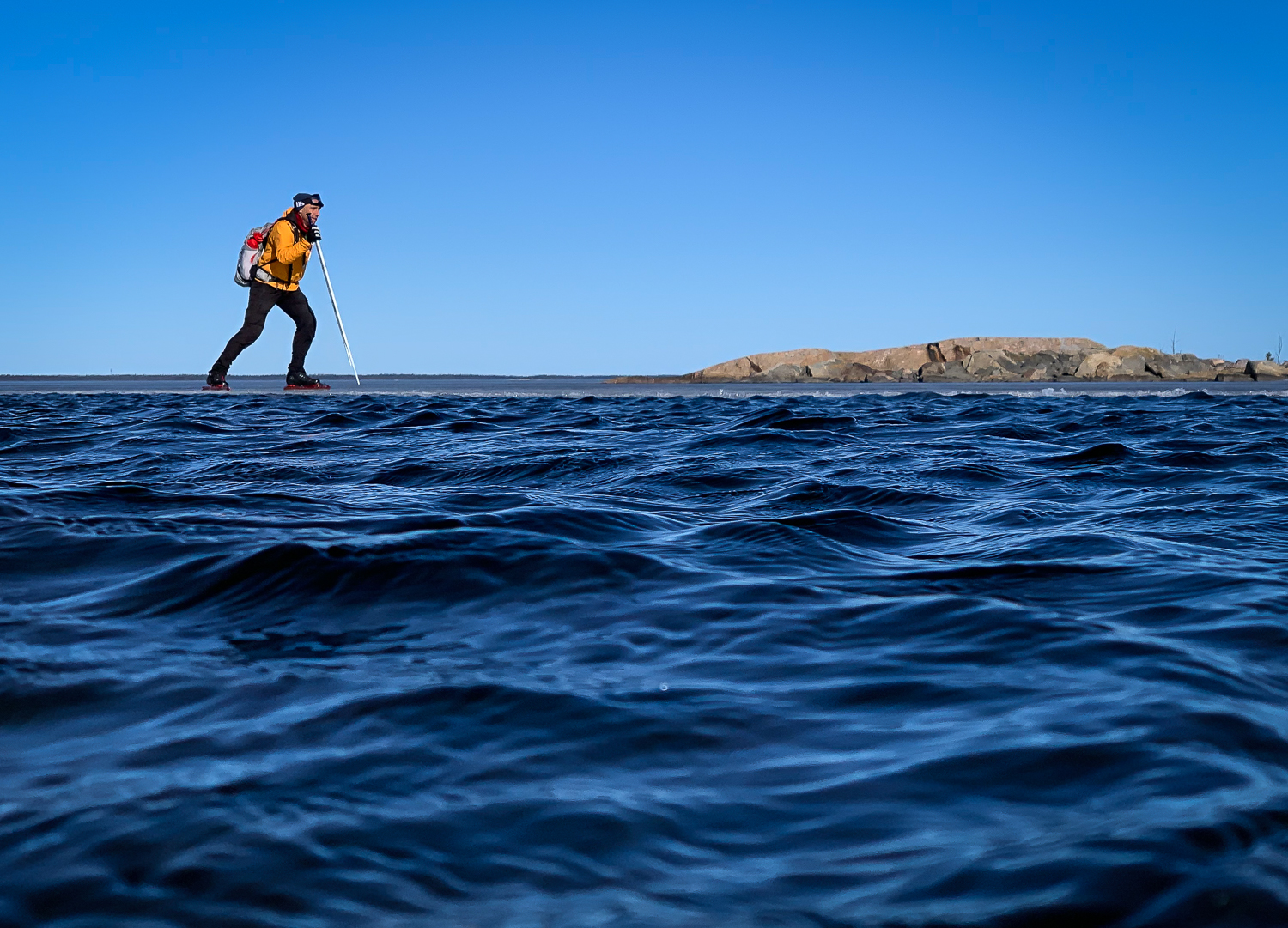 Långfärdsskridskoåkare längs iskant på Högklyksfjärden, Gräsö, Stockholms norra skärgård